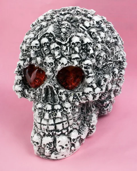 Tête de crâne jouet sur fond rose — Photo