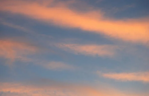 Himmel bei Sonnenuntergang im Sommer — Stockfoto