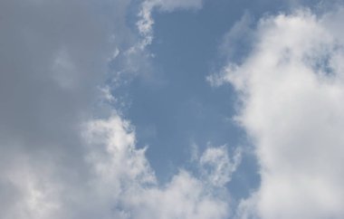 Mavi gökyüzünde bulut