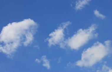 Mavi gökyüzünde bulut