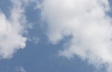 Mavi gökyüzünde bulut