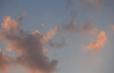 Mavi gökyüzünde bulut