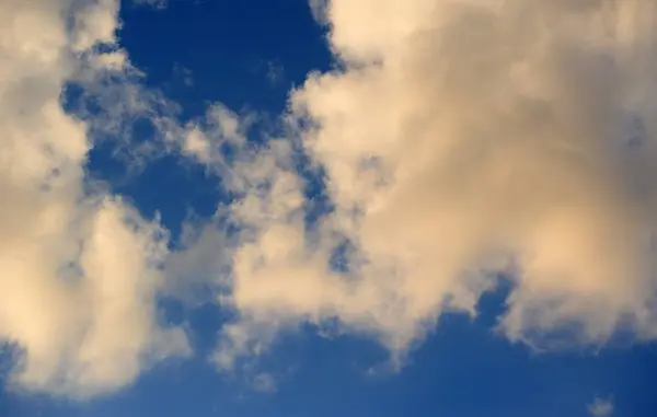 Nuage sur ciel bleu — Photo