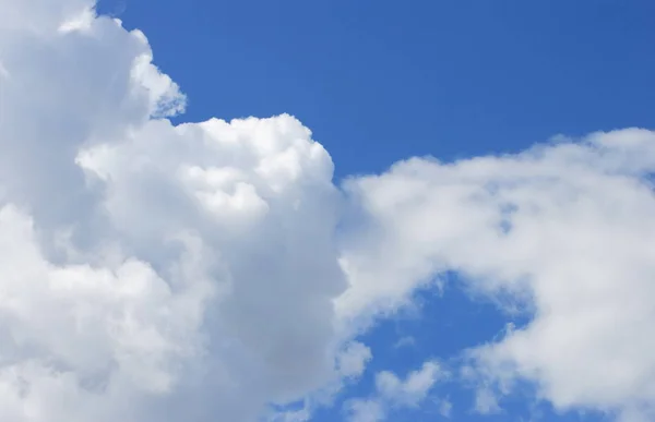 Nube su cielo blu — Foto Stock