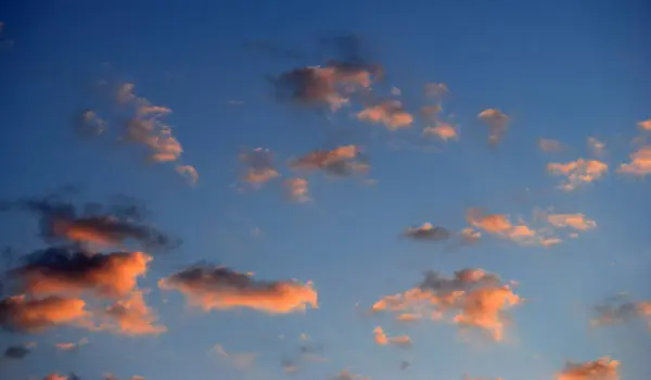 Закатное небо летом — стоковое фото