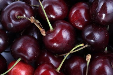 Gün içinde bir sürü tatlı kiraz