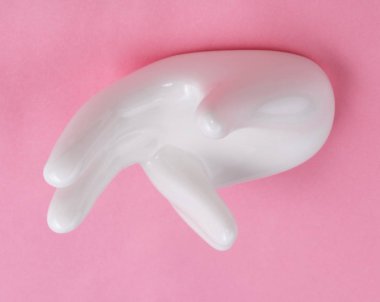 Pembe arka planda el şekli olan seramik standı