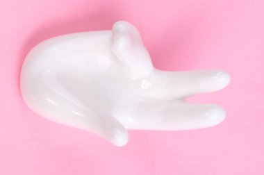 Pembe arka planda el şekli olan seramik standı