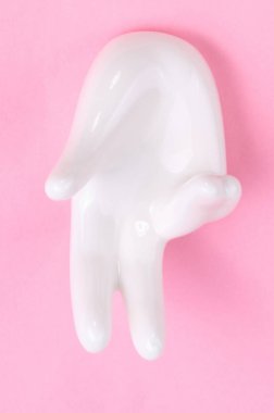 Pembe arka planda el şekli olan seramik standı