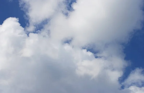 Nube en el cielo azul — Foto de Stock