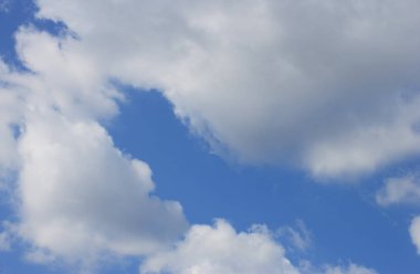 Mavi gökyüzünde bulut