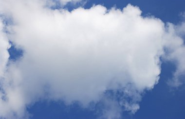 Mavi gökyüzünde bulut