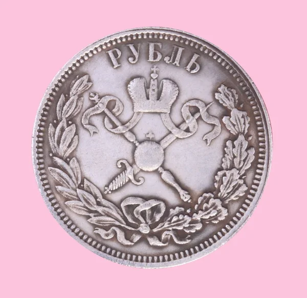 Рублёвая монета на розовом фоне — стоковое фото