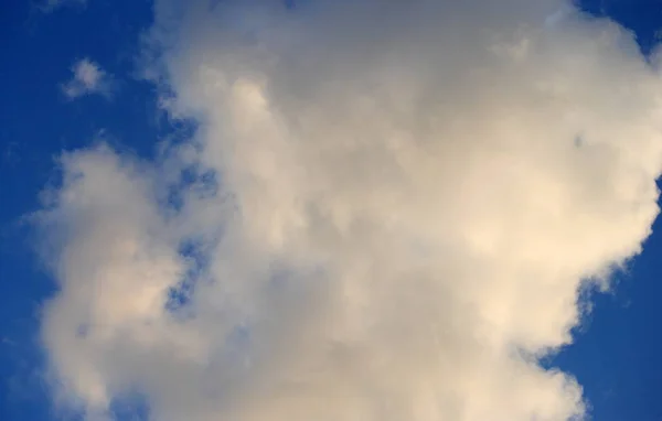 Wolken am blauen Himmel — Stockfoto