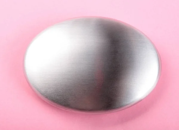 Sabão de aço inoxidável no fundo rosa — Fotografia de Stock