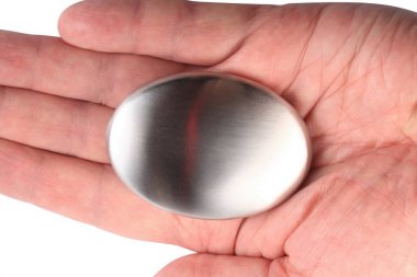 Beyaz zemin üzerinde paslanmaz çelik sabun ile el izole 