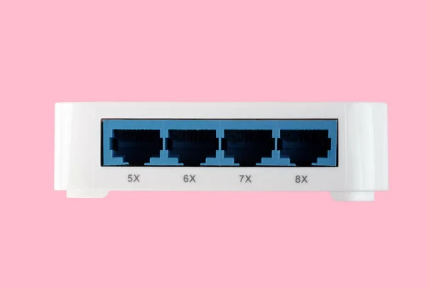 White 8 poort Plastic Ethernet-Switch geïsoleerd op roze achtergrond — Stockfoto