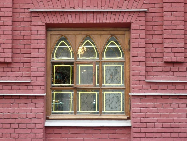 Стена из красного кирпича с окном — стоковое фото