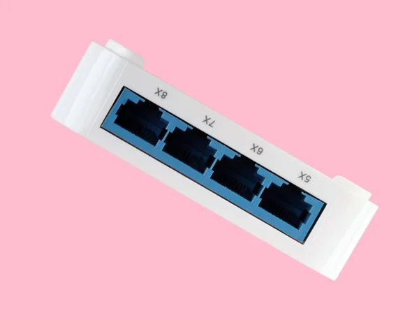Beyaz 8 çıkışlı plastik Ethernet anahtarı, pembe arka plan izole — Stok fotoğraf