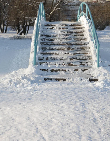 Most nad stawem w zimie — Zdjęcie stockowe