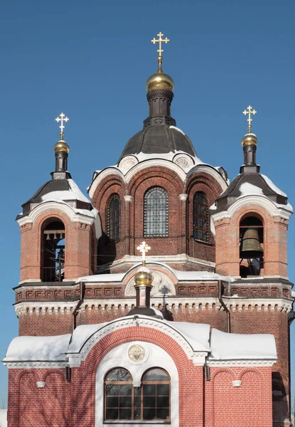 Церковь в зимнее время дня — стоковое фото