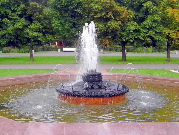 Fontein in het stadspark — Stockfoto