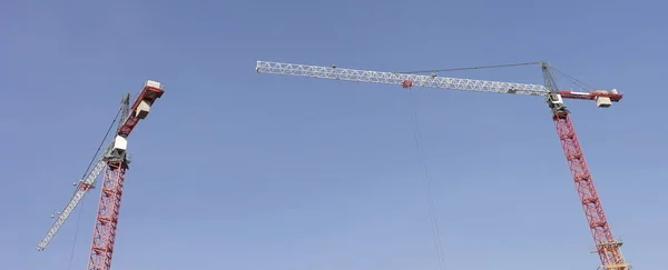 Torre de guindaste no fundo do céu — Fotografia de Stock