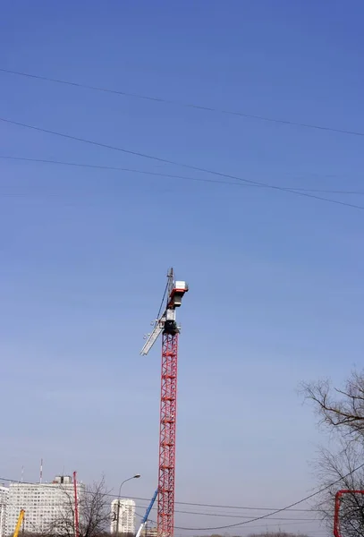 Torre de la grúa en el cielo Fondo — Foto de Stock