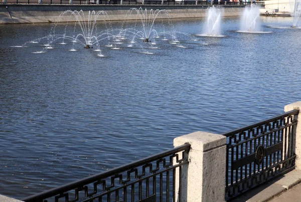 Fontana sul fiume di giorno — Foto Stock