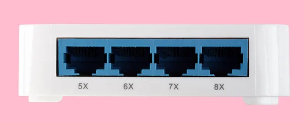 Interruttore Ethernet in plastica bianca a 8 porte isolato su sfondo rosa — Foto Stock
