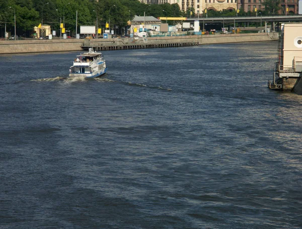 Łódź na rzece — Zdjęcie stockowe