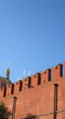 Gökyüzü arka planında Kremlin duvarı