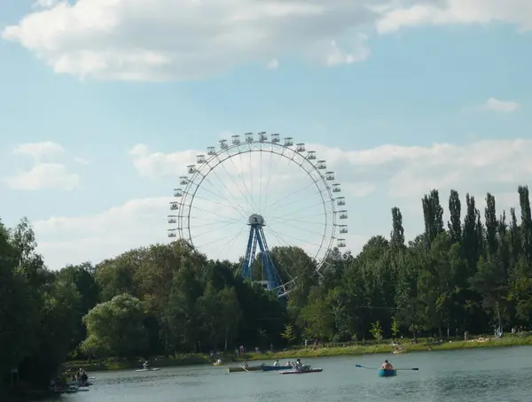 Roda gigante e lago no parque — Fotografia de Stock