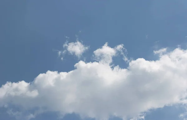 Nube su cielo blu — Foto Stock