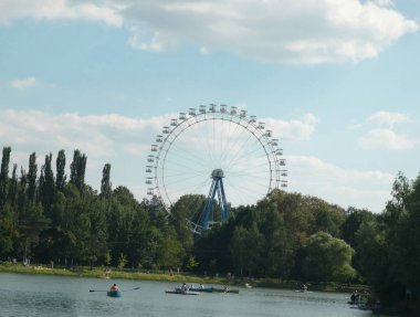 Dönme dolap ve göl Park