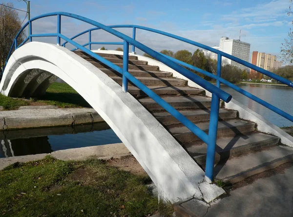 Bridge over pond — Stock Photo, Image