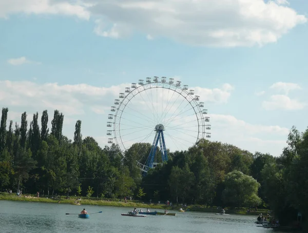 Roda gigante e lago no parque — Fotografia de Stock