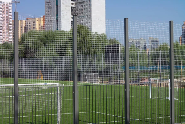 Voetbalveld bij hek op dag zonnige dag — Stockfoto