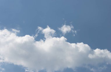 Mavi gökyüzünde bulut