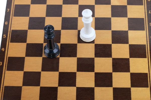 Ξύλινη σκακιέρα με φιγούρες — Φωτογραφία Αρχείου