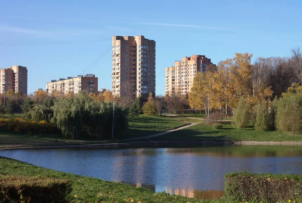 Hösten i stadsparken — Stockfoto