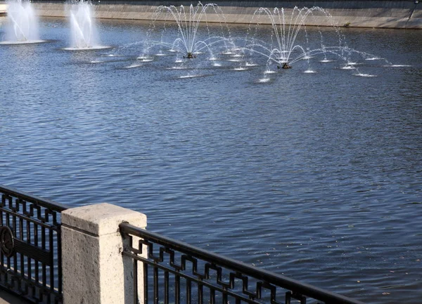 Fontana sul fiume di giorno — Foto Stock