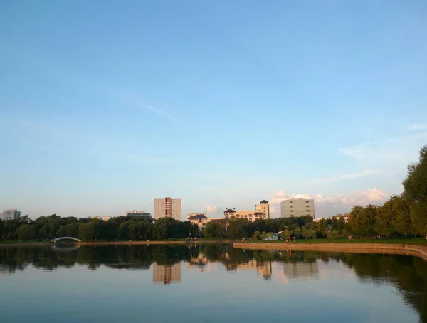 Sommar i stadsparken — Stockfoto