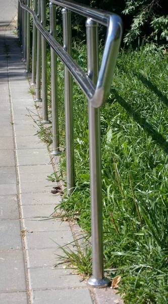 晴れた夏の日に公園の金属フェンス — ストック写真