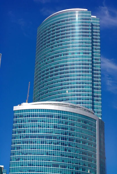 Gökyüzü arka planındaki ofis binasının kenarı — Stok fotoğraf