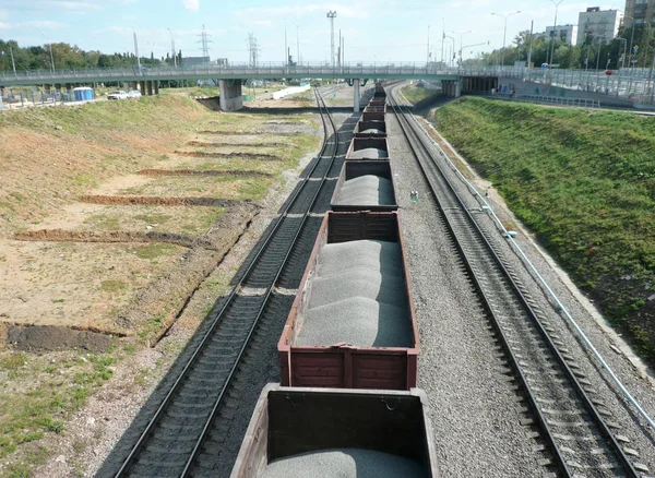 Tren de mercancías con carga a granel — Foto de Stock