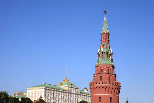 Torre do Kremlin no fundo do céu — Fotografia de Stock