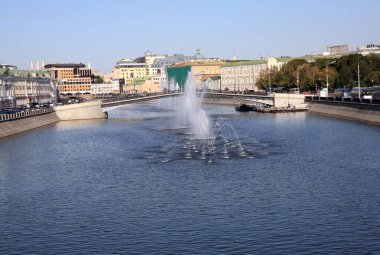 Nehirdeki birçok çeşme