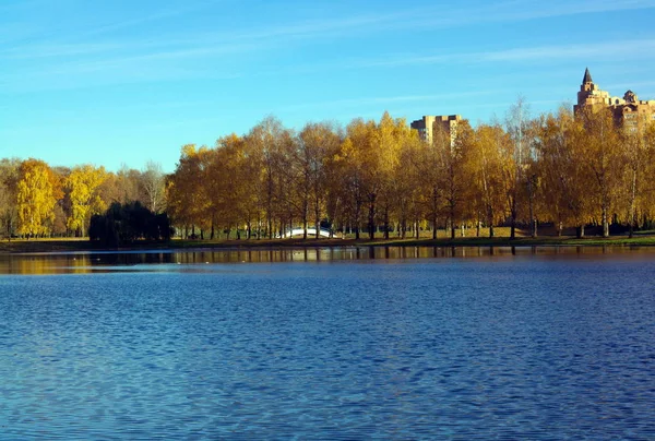 Otoño en parque de la ciudad — Foto de Stock