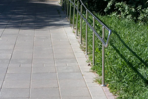 Clôture métallique dans le parc à sec ensoleillé journée d'été — Photo